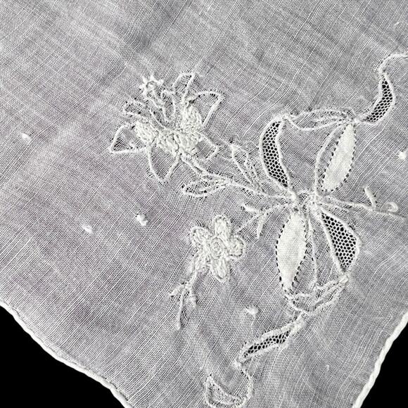 Handkerchief Vintage Corner Floral Embroidery Netting White on White Cotton - Picture 1 of 10